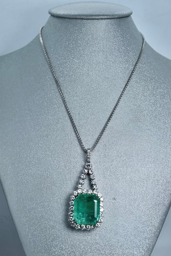 Vedere dettagli per CIONDOLO SMERALDO E DIAMANTI Immagine di CIONDOLO SMERALDO E DIAMANTI
