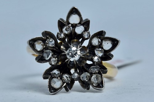 Vedere dettagli per ANELLO FIORE DIAMANTINI Immagine di ANELLO FIORE DIAMANTINI
