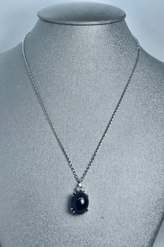 Vedere dettagli per COLLANA ZAFFIRO CABOCHON E DIAMANTI Immagine di COLLANA ZAFFIRO CABOCHON E DIAMANTI
