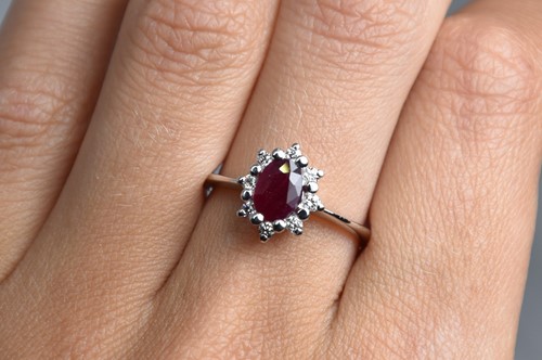 Vedere dettagli per ANELLO MARGHERITA RUBINO Immagine di ANELLO MARGHERITA RUBINO