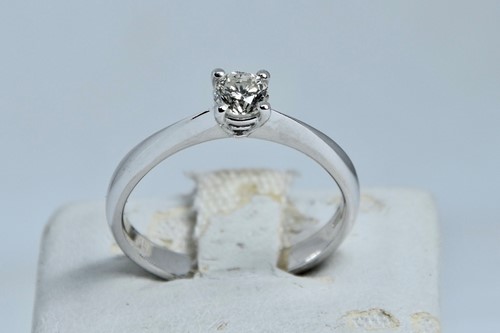 Vedere dettagli per ANELLO SOLITARIO DIAMANTE Immagine di ANELLO SOLITARIO DIAMANTE