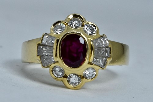Vedere dettagli per ANELLO RUBINO E DIAMANTI Immagine di ANELLO RUBINO E DIAMANTI