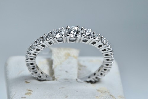 Vedere dettagli per ANELLO ETERNITY DIAMANTI A SCALARE Immagine di ANELLO ETERNITY DIAMANTI A SCALARE