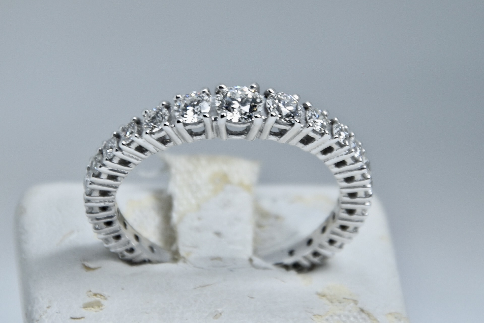 Immagine di ANELLO ETERNITY DIAMANTI A SCALARE