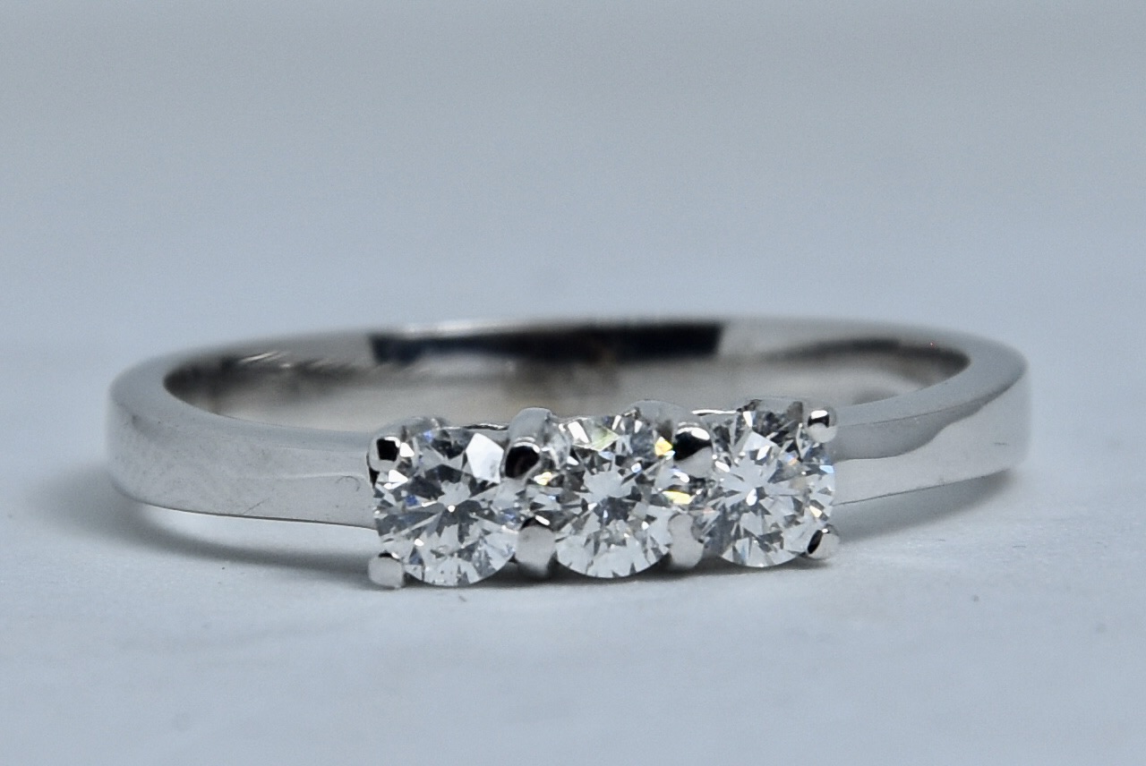 Immagine di ANELLO TRILOGY DIAMANTI